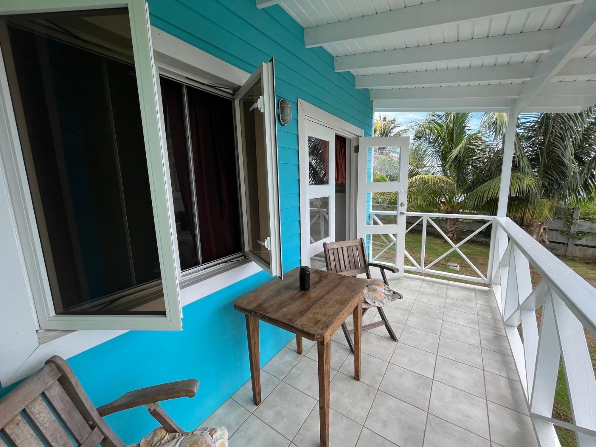 Waves Villa Guesthouse Kingstown Exterior foto