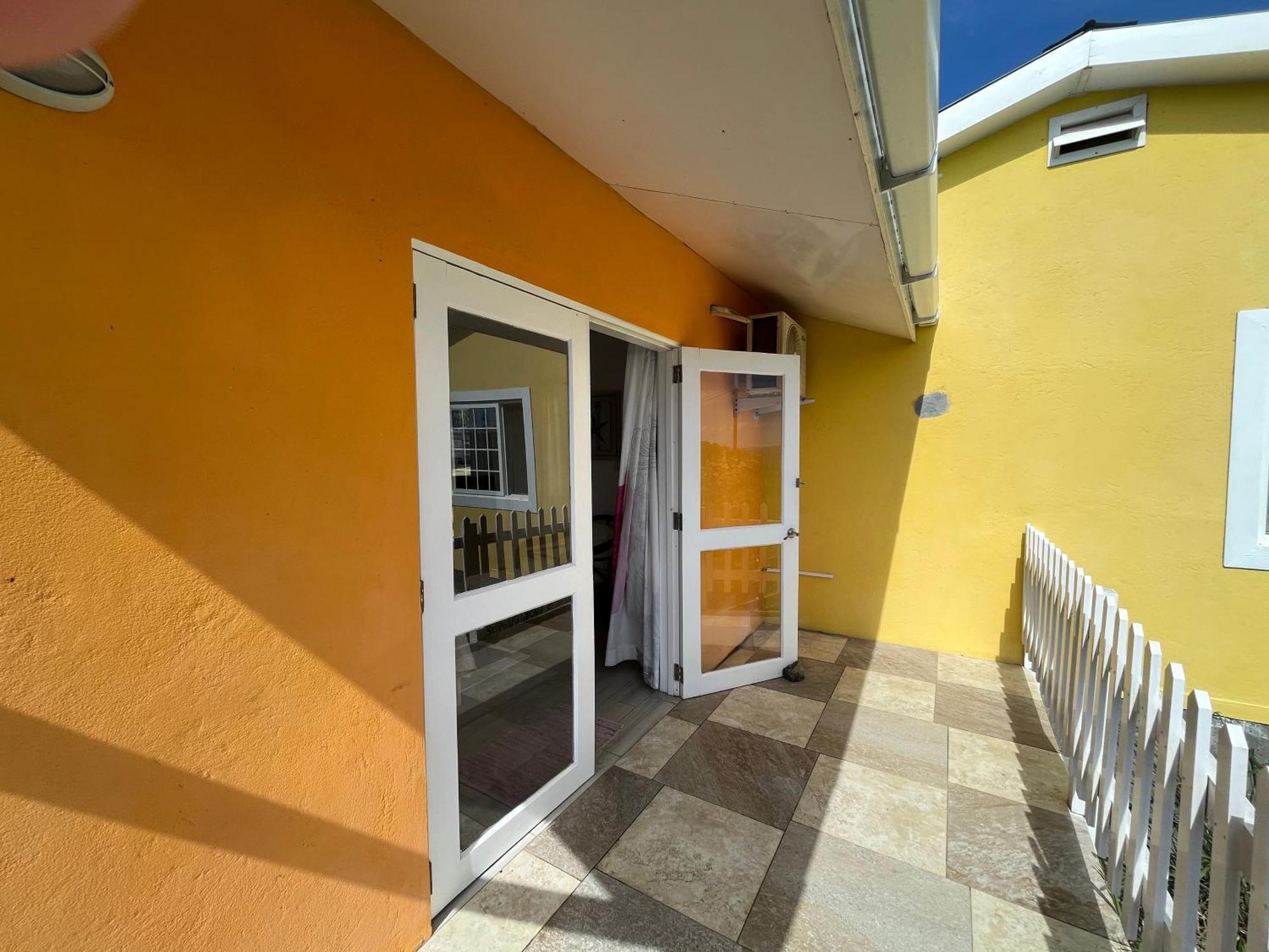 Waves Villa Guesthouse Kingstown Exterior foto