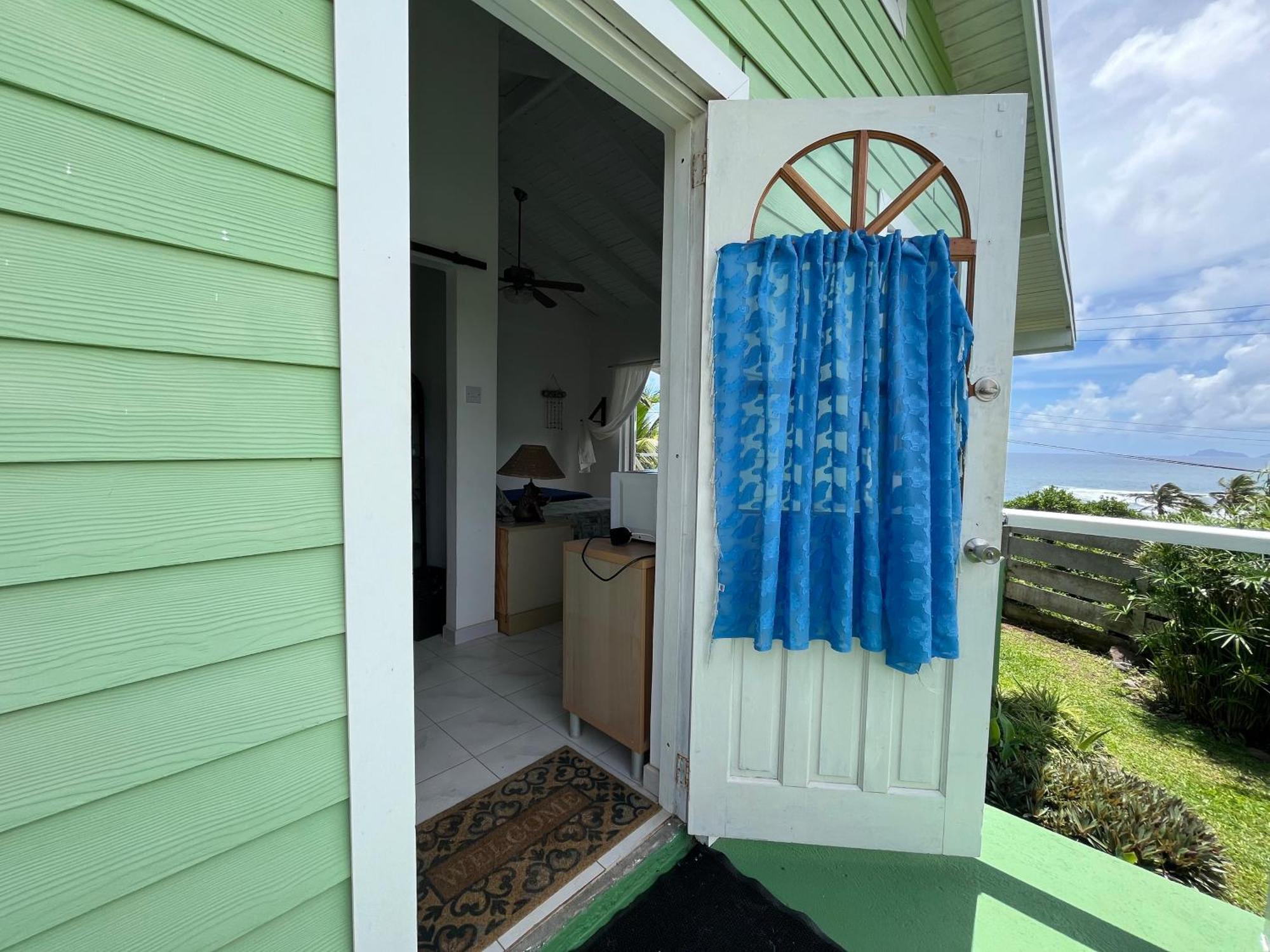 Waves Villa Guesthouse Kingstown Exterior foto