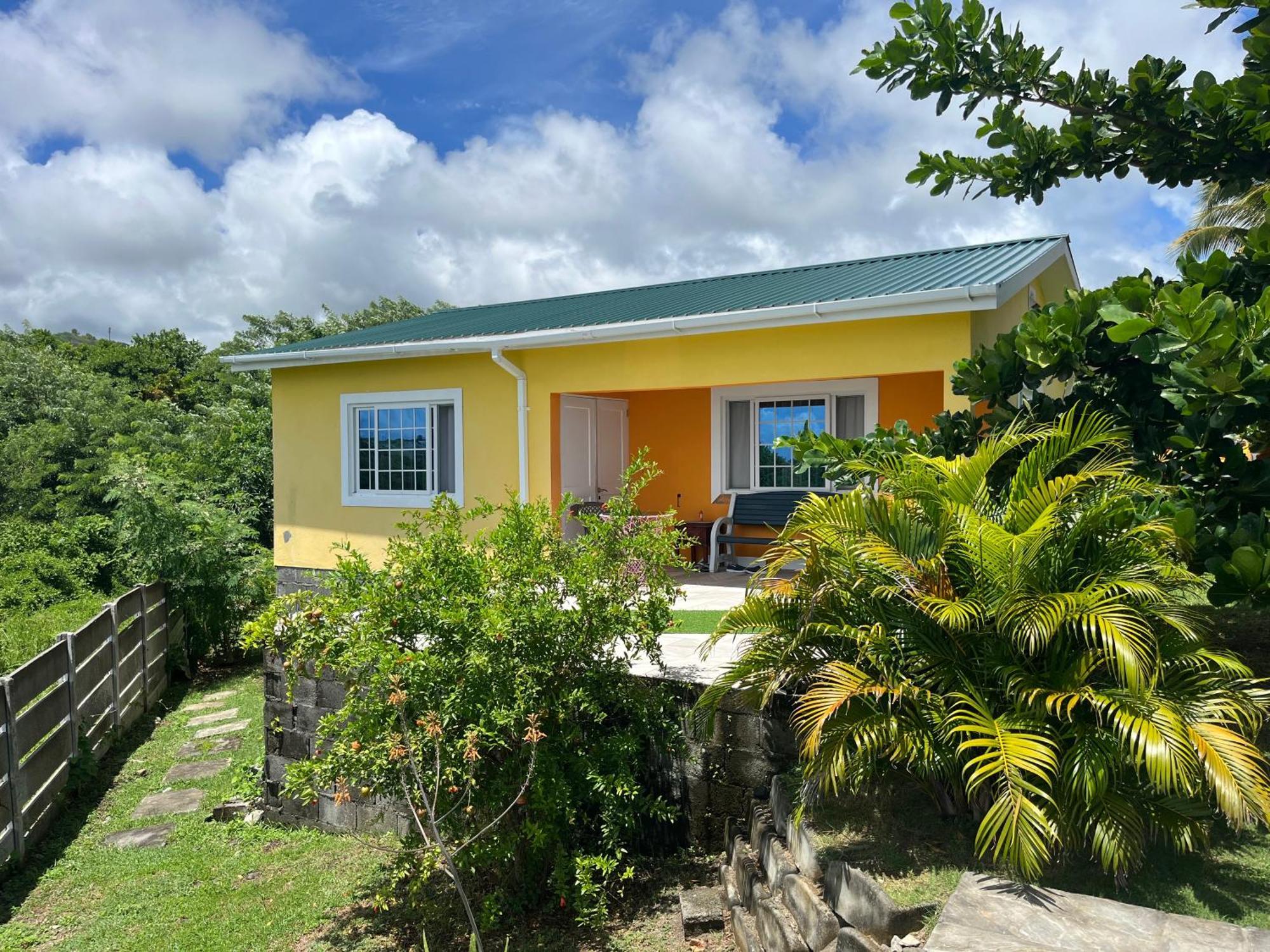 Waves Villa Guesthouse Kingstown Exterior foto