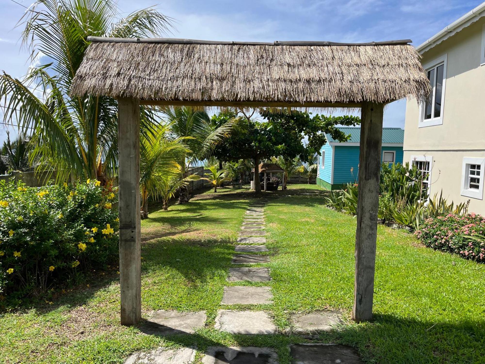 Waves Villa Guesthouse Kingstown Exterior foto